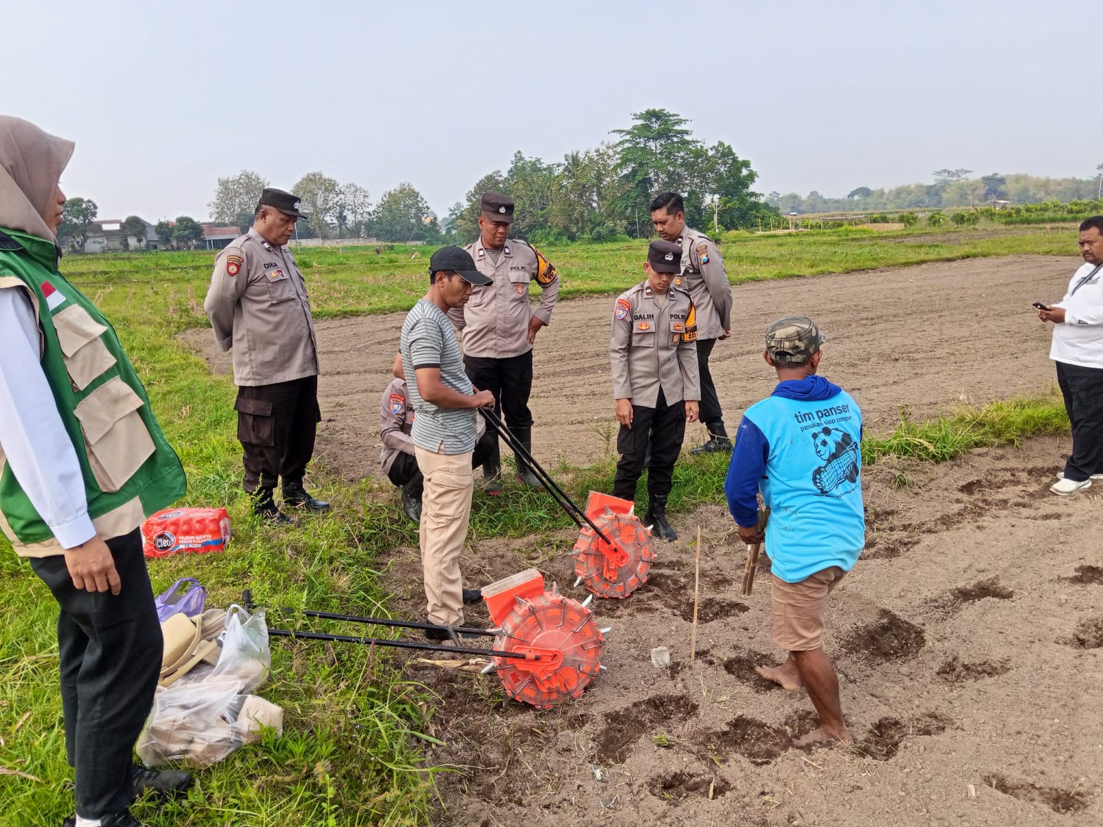 Polres Blitar saat menanam jagung