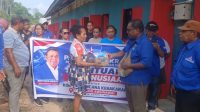 Sekretaris DPC Partai Demokrat Yapen, Piter Liklikwatil, saat menyerahkan bantuan kepada Korban Kebakaran di PT. SWPI